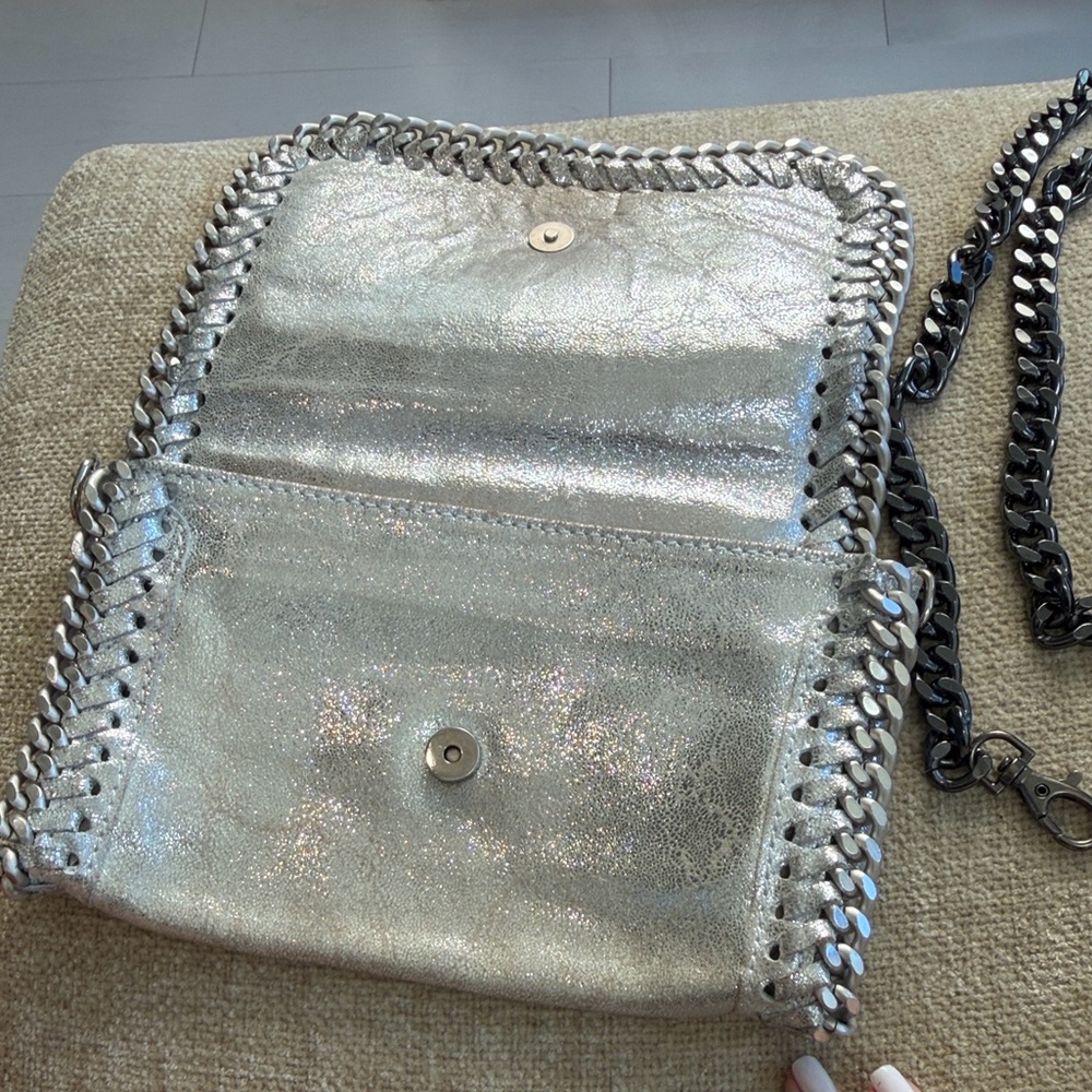 Metallic Silver and Blush Pink Chain-Trim Wristlet Clutch Stella McCarthy - Picture 3 of 4